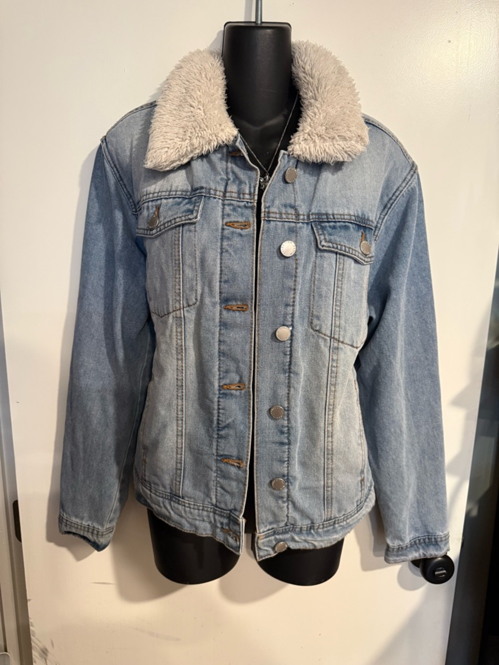 CiSono Light Wash Denim Jacket with Sherpa Collar NWT
